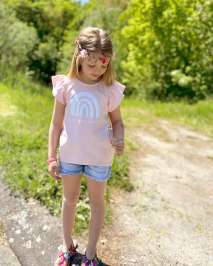 Cutie Shirt mit Regenbogenapplikation und großen Rüschenärmeln aus Jersey genäht