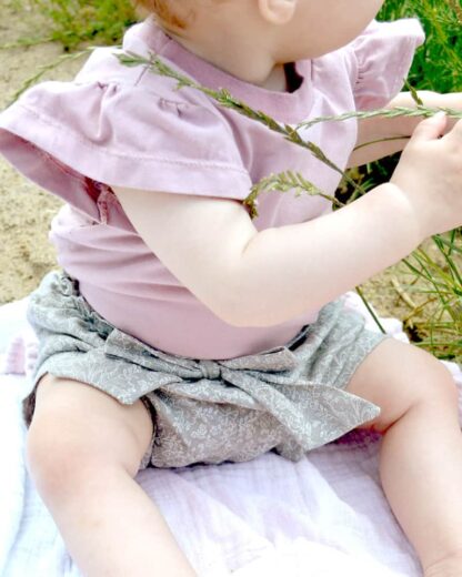 Sunny Shorts aus gemusterter Baumwollwebware mit Zierschleife für Baby mit Stoffwindel