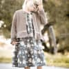 Kind mit Blumenkleid und Cardigan, genäht auf Basis des Schnittmusters "Cozy Cardigan" von Schleiferlwerk