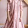 Mädchen trägt ein weiß-rosa gestreiftes Kleid, das nach dem Schnittmuster "Easy Dress" von Schleiferlwerk genäht wurde