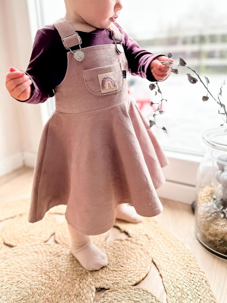 Toyland® 45 Cm Ragdoll-Puppe In Lila Latzkleid – Plüsch-Kuscheltier Für Kinder Ab 18 Monaten