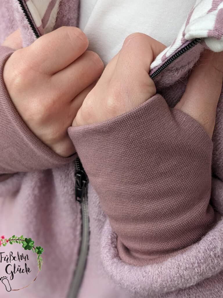 Mauvefarbener Kuscheltroyer mit Reißverschluss und Daumenlochbündchen