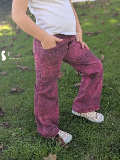 Himbeerfarbene Wide-Leg-Hose mit Eingrifftasche und angewinkeltem Bein, genäht nach dem Schnittmuster Wide Legs.