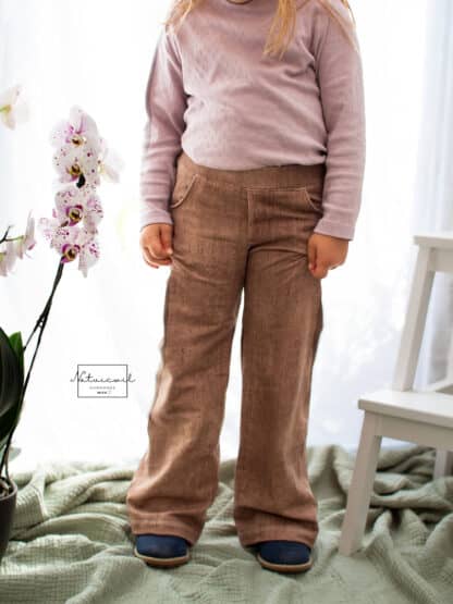 Braune Baggy Hose mit rosa Pullover vor hellem Hintergrund, genäht nach dem Schnittmuster Wide Legs.