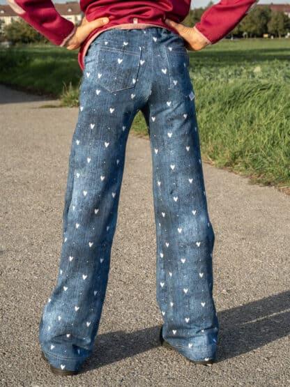 Rückansicht einer selbst genähten Wide-Leg-Hose in Jeansoptik mit weißen Herzen und aufgesetzten Po-Taschen.