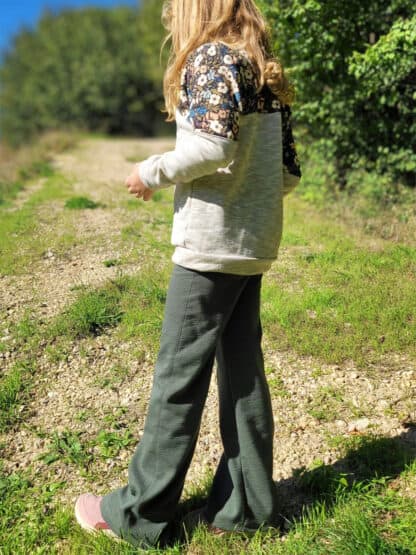 Dunkelgrüne Wide-Leg-Hose in der Sonne am Wegrand, genäht nach dem Schnittmuster Wide Legs.