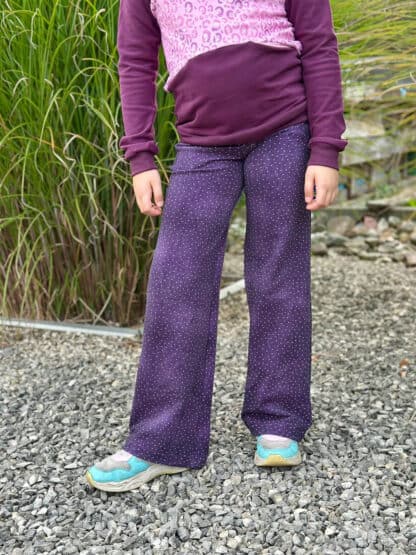 Lila Baggy Hose mit feinen hellen Pünktchen auf Kies, genäht nach dem Schnittmuster Wide Legs.
