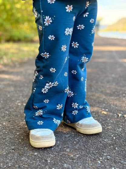 Blaue Baggy Hose mit weißen Gänseblümchen in Nahaufnahme, genäht nach dem Schnittmuster Wide Legs.
