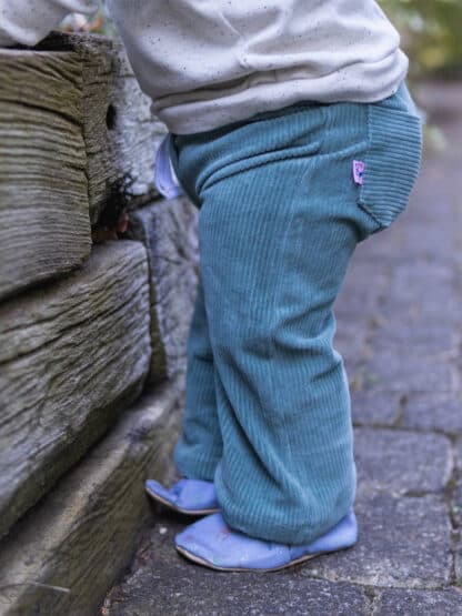 Petrolfarbene Baggy Hose aus Cord mit Label an der Po-Tasche, genäht nach dem Schnittmuster Wide Legs.